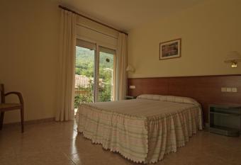 Fonda Finet allows 18 year olds to book a room