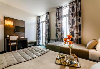 H  tel Croix des Bretons - Lourdes Pyr  n  es allows 18 year olds to book a room