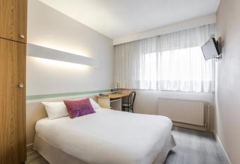 greet hotel Grenoble Centre Gare allows 18 year olds to book a room