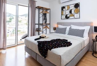 Apartments Sunny Elza has Balcony rooms