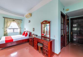 Super OYO 266 Golden Gate allows 18 year olds to book a room
