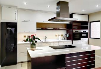 4 on Pritchard Luxury Suites has rooms with a private hot tub