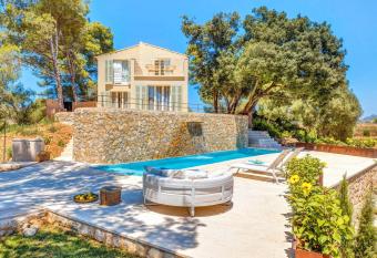 Sos Fuyes has Balcony rooms