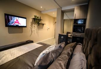 Ladywell House Suites - Chinatown - Self Check-in allows 18 year olds to book a room