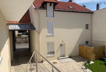 APPARTEMENT T3 1er   tage au calme, 6 couchages allows 18 year olds to book a room