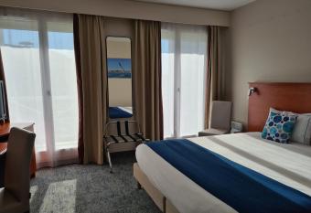 The Originals Boutique, H  tel Admiral s, Les Sables-d Olonne allows 18 year olds to book a room