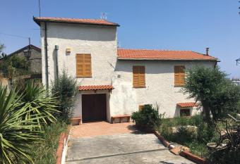 In campagna al mare allows 18 year olds to book a room