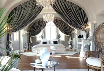 Villa Alecya has rooms with a private hot tub