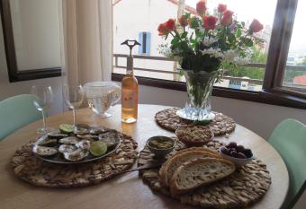 Studio calme et tr  s lumineux, au pied de notre Dame de la Garde allows 18 year olds to book a room