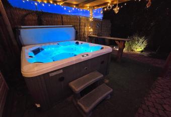 De Corner van Zeeland met jacuzzi allows 18 year olds to book a room