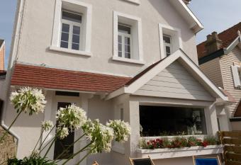 Le Petit Roulis allows 18 year olds to book a room