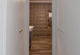 Home Beach Dream House has rooms with a private hot tub