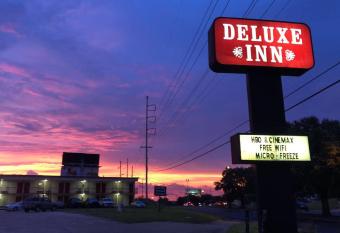Deluxe Inn has Smoking rooms