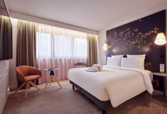 Mercure Paris La D  fense allows 18 year olds to book a room