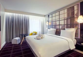 Mercure Paris la D  fense Grande Arche allows 18 year olds to book a room