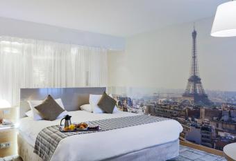 Mercure Paris Vaugirard Porte De Versailles has rooms with a private hot tub