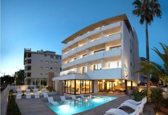 Instants Boutique Hotel - Adults Only allows 18 year olds to book a room