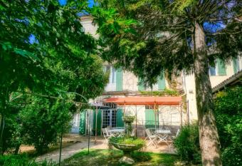 Au Saint Roch - H  tel et Jardin allows 18 year olds to book a room