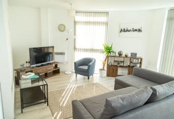 Serviced Apartment In Liverpool City Centre - Free Parking - Balcony - by Happy Days has Balcony rooms