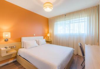 Appart   City Confort Montpellier Ovalie I allows 18 year olds to book a room