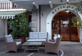 Albergo Stella D Italia allows 18 year olds to book a room