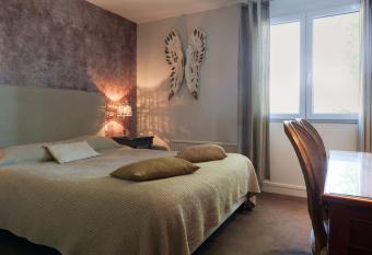 The Originals City, H  tel La Cour Carr  e, EU allows 18 year olds to book a room