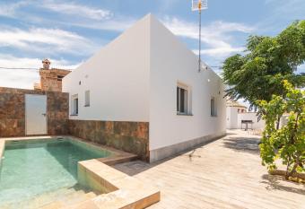 Los Recuerdos has Balcony rooms