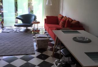 Dachstudio mit Bad und Terasse allows 18 year olds to book a room