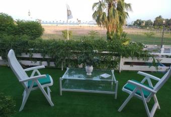 Apartamento con terraza y vistas al mar allows 18 year olds to book a room
