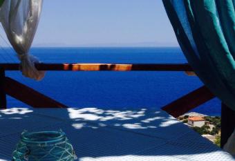 Castle Rizaraki has Balcony rooms