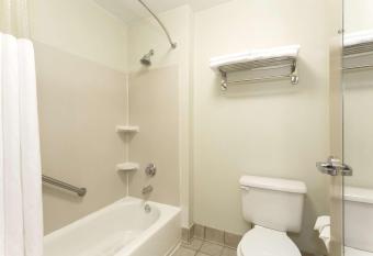 Baymont by Wyndham Mason has rooms with a private hot tub