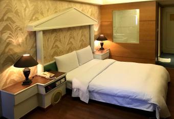 Zaw Jung Business Hotel allows 18 year olds to book a room