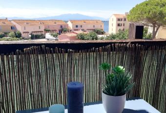 Expos   Plein Sud - Mezzanine pour les enfants - Terrasse ext  rieure avec Vue magnifique sur le Canigou - Piscine en saison estivale-Check-in Automatis   has Balcony rooms