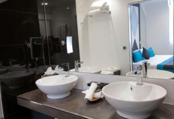 L Empire Paris - Louvre has rooms with a private hot tub