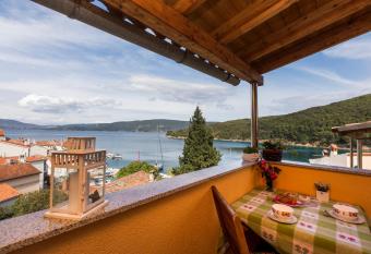 Apartments and rooms Roberto B. has Balcony rooms