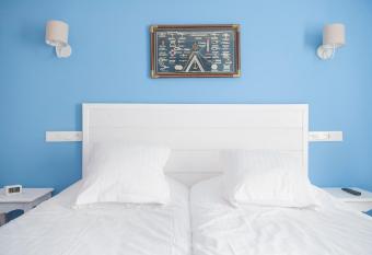 H  tel Des Argousiers allows 18 year olds to book a room