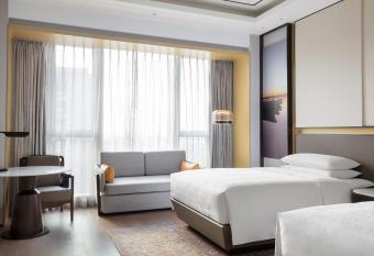 Sheraton Shanghai Fengxian has rooms with a private hot tub