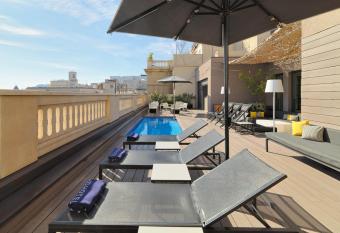 H10 Urquinaona Plaza has rooms with a private hot tub