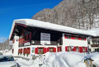 Gasthaus Montafonerh  sli allows 18 year olds to book a room