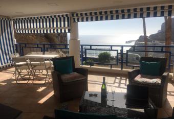 Vistataurito allows 18 year olds to book a room