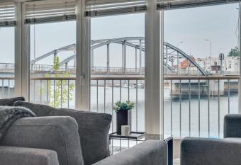 Luxury City Center Harbour apartment 2 bedroom allows 18 year olds to book a room