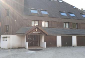 Duplex lumineux et spacieux allows 18 year olds to book a room