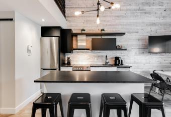 Charming redesigned condo-10 Minutes from Mountain allows 18 year olds to book a room