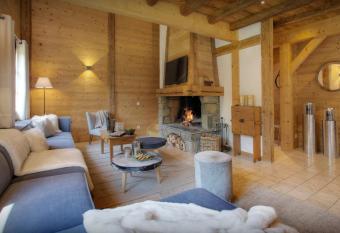 Chalet Hollygotty - OVO Network has rooms with a private hot tub