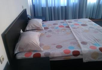 Pensiunea piticilor has rooms with a private hot tub