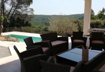 villa 12 personnes a lorgues has Balcony rooms