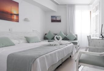 Hostal Bellavista Formentera allows 18 year olds to book a room