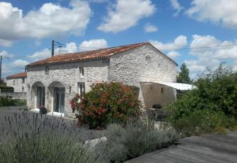 G  te climatis   *** Le Pigeonnier has Balcony rooms