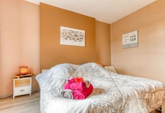 Centre Au Chardon has rooms with a private hot tub