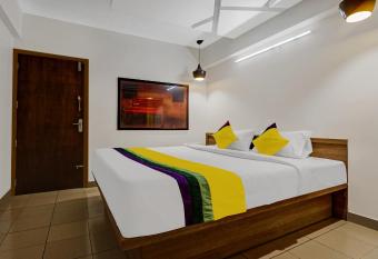 Hotel De Lamar allows 18 year olds to book a room